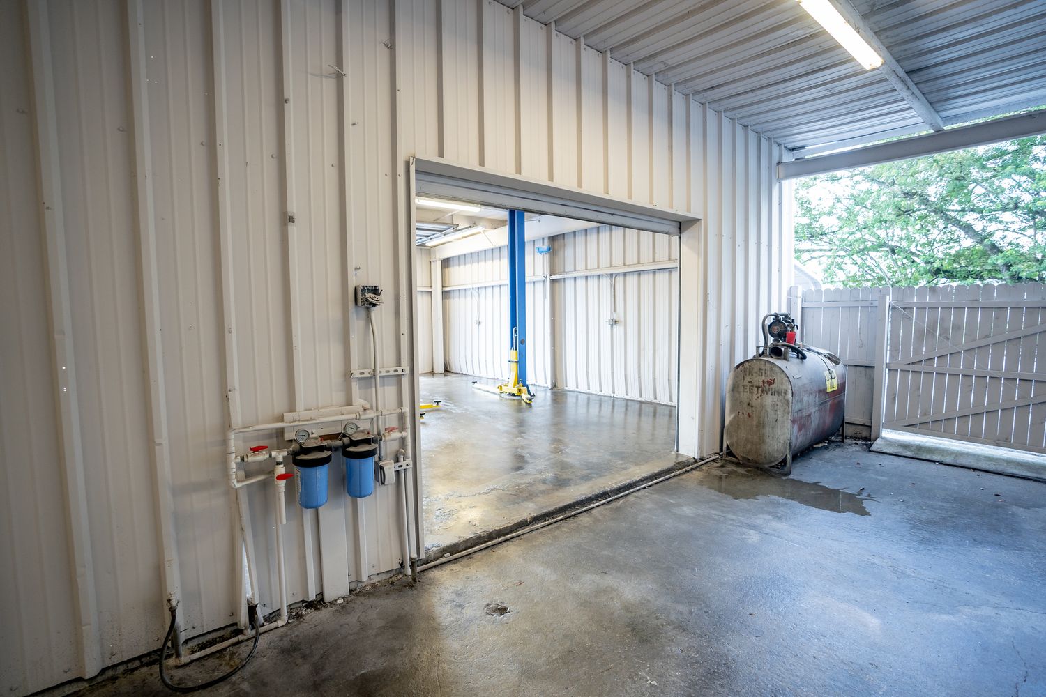 N. Florida Ave Warehouse or Automotive/Office/Showroom- 6,061 SF : 14041 N Florida Ave, Tampa, FL 33613
